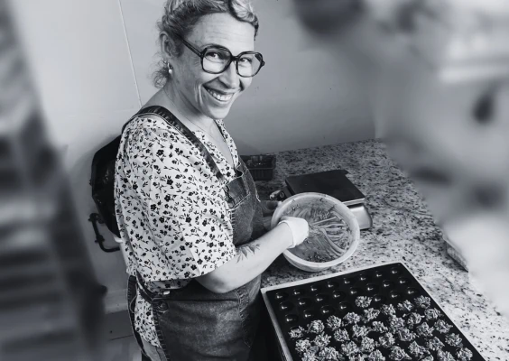 Melina en cours de réalisation de bouchées au chocolat